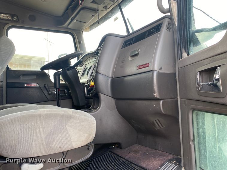 image for item DL7012 2007 Kenworth T600  semi truck