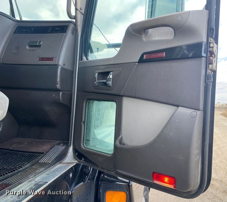 image for item DL7012 2007 Kenworth T600  semi truck