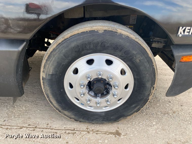 image for item DL7012 2007 Kenworth T600  semi truck