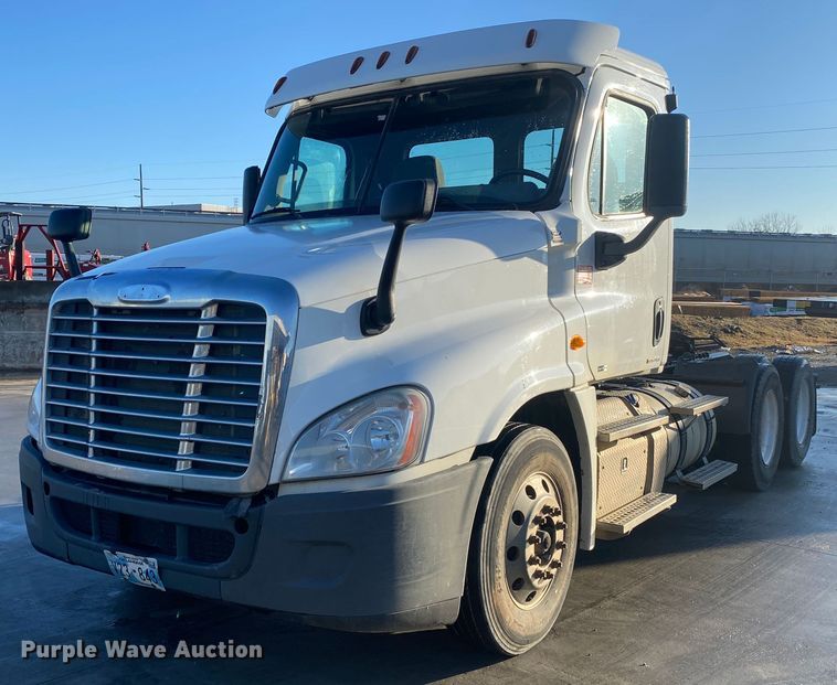 image for item DL7020 2012 Freightliner Cascadia  semi truck