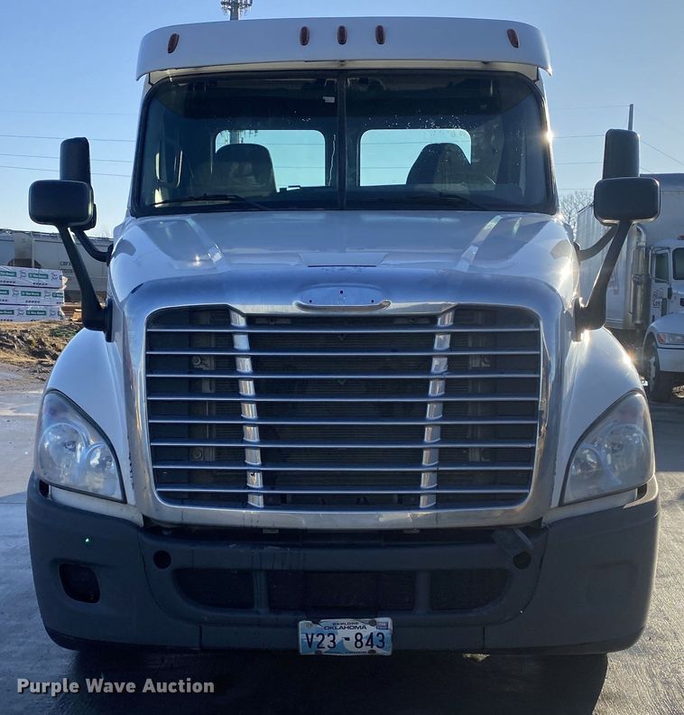 image for item DL7020 2012 Freightliner Cascadia  semi truck