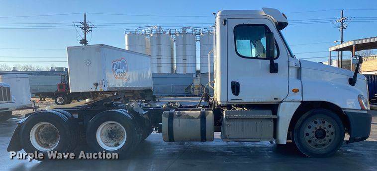 image for item DL7020 2012 Freightliner Cascadia  semi truck