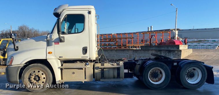 image for item DL7020 2012 Freightliner Cascadia  semi truck