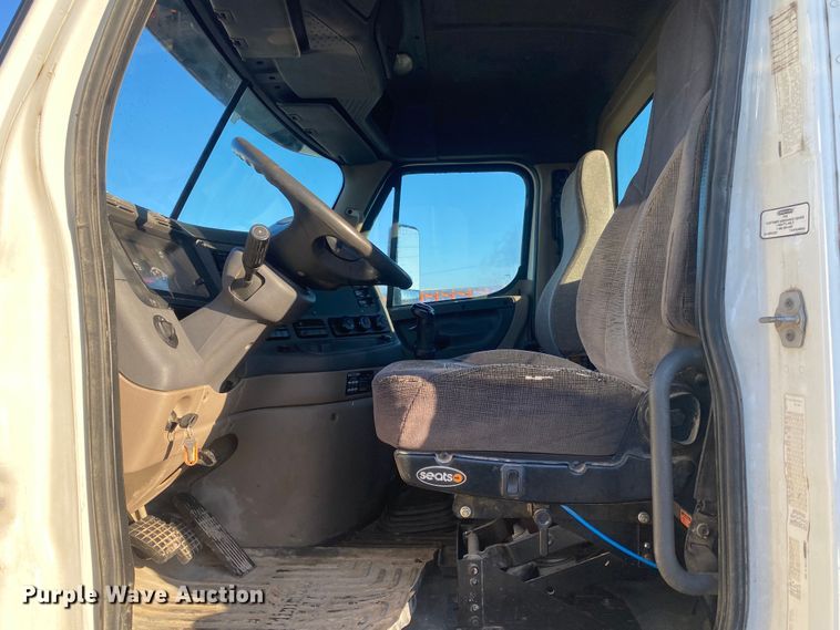 image for item DL7020 2012 Freightliner Cascadia  semi truck