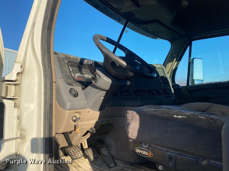 image for item DL7020 2012 Freightliner Cascadia  semi truck