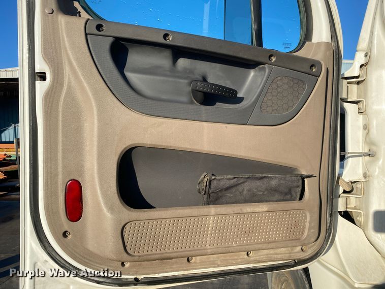 image for item DL7020 2012 Freightliner Cascadia  semi truck