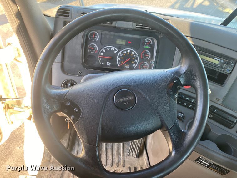 image for item DL7020 2012 Freightliner Cascadia  semi truck