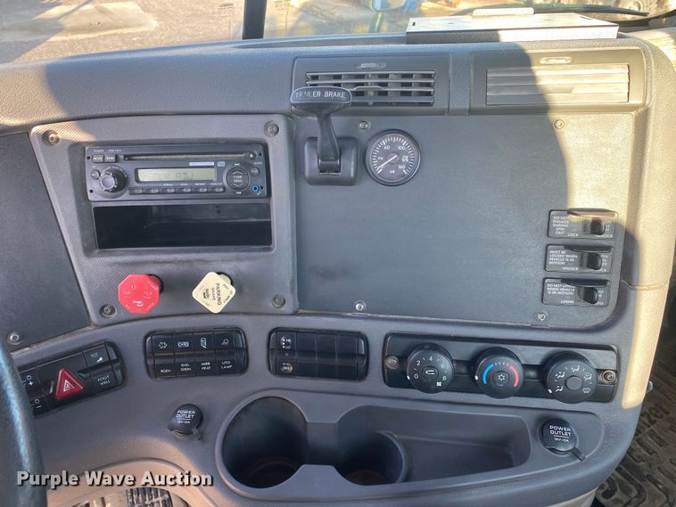 image for item DL7020 2012 Freightliner Cascadia  semi truck