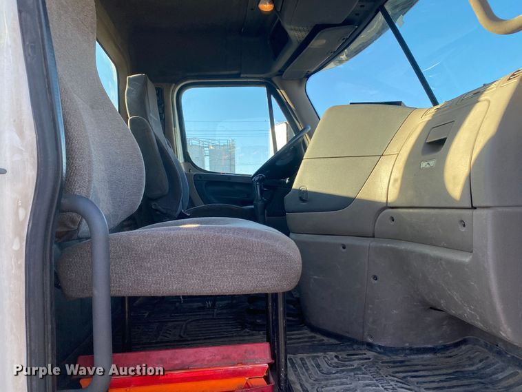 image for item DL7020 2012 Freightliner Cascadia  semi truck