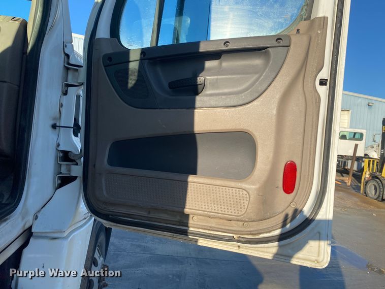 image for item DL7020 2012 Freightliner Cascadia  semi truck