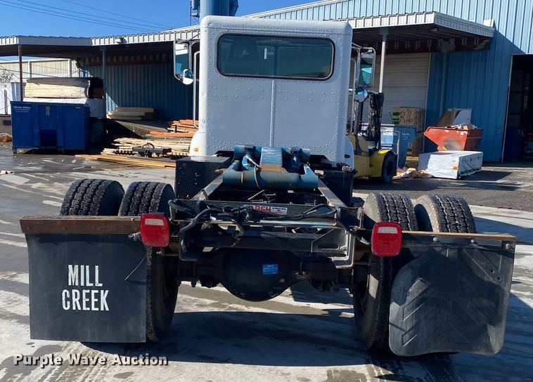 image for item DL7021 2014 Peterbilt 330  truck cab and chassis