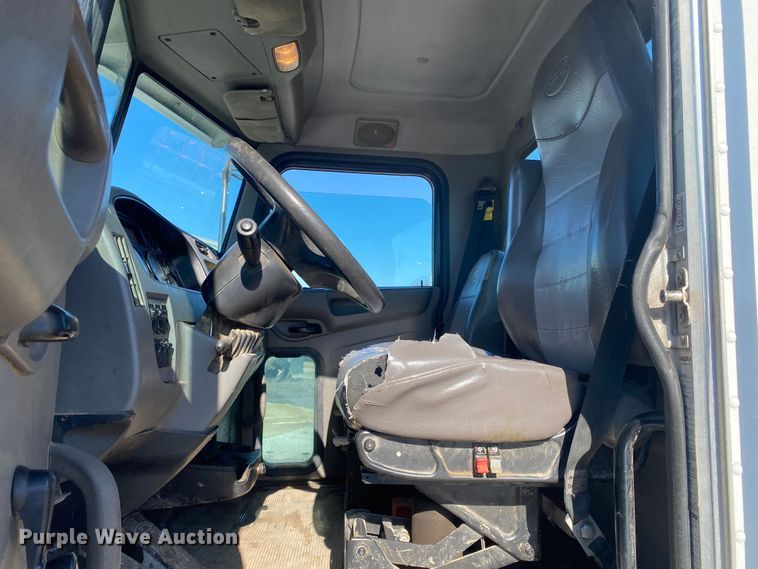 image for item DL7021 2014 Peterbilt 330  truck cab and chassis