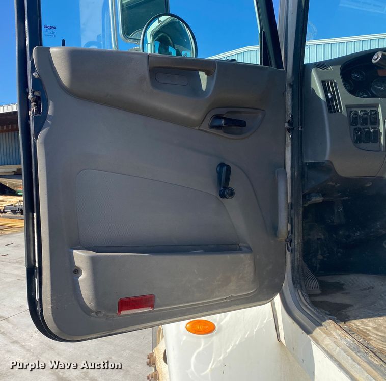 image for item DL7021 2014 Peterbilt 330  truck cab and chassis