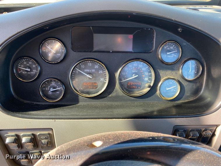 image for item DL7021 2014 Peterbilt 330  truck cab and chassis