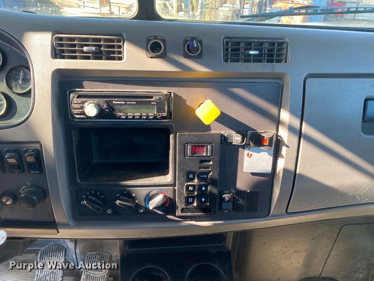 image for item DL7021 2014 Peterbilt 330  truck cab and chassis