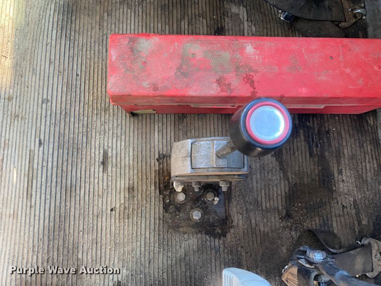 image for item DL7021 2014 Peterbilt 330  truck cab and chassis