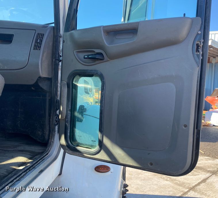 image for item DL7021 2014 Peterbilt 330  truck cab and chassis