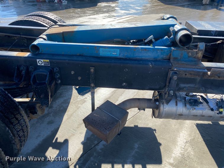 image for item DL7021 2014 Peterbilt 330  truck cab and chassis