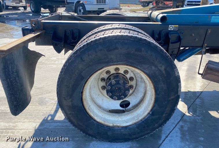 image for item DL7021 2014 Peterbilt 330  truck cab and chassis