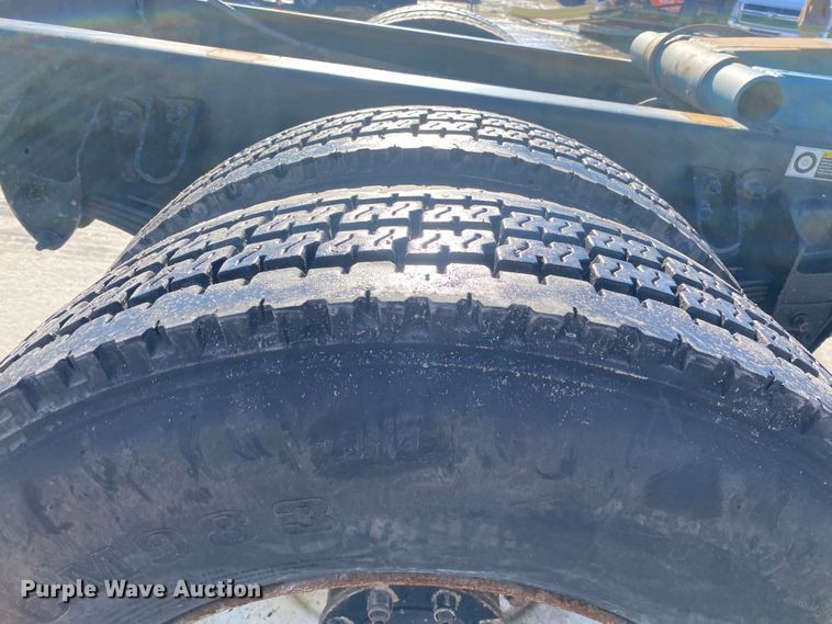 image for item DL7021 2014 Peterbilt 330  truck cab and chassis