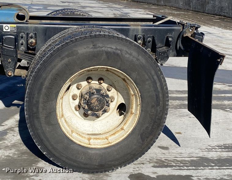 image for item DL7021 2014 Peterbilt 330  truck cab and chassis