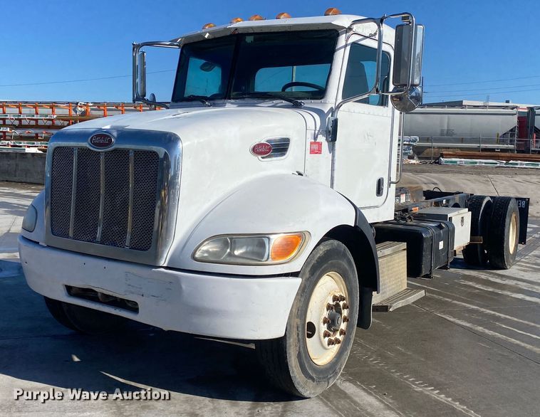 image for item DL7022 2008 Peterbilt 335  truck cab and chassis