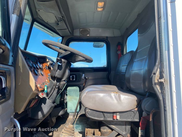 image for item DL7022 2008 Peterbilt 335  truck cab and chassis