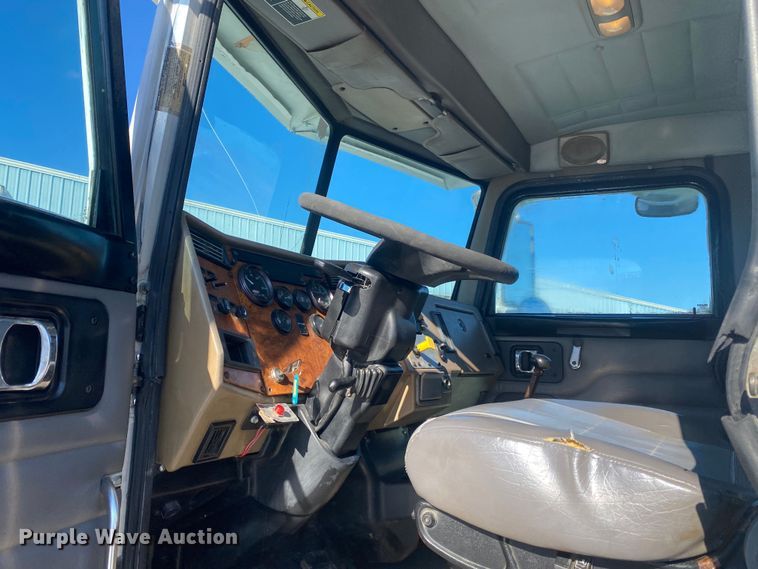 image for item DL7022 2008 Peterbilt 335  truck cab and chassis