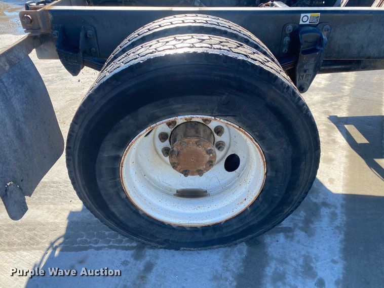 image for item DL7022 2008 Peterbilt 335  truck cab and chassis