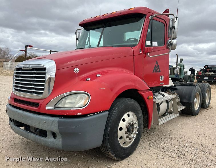 image for item DM2558 2005 Freightliner Columbia  semi truck