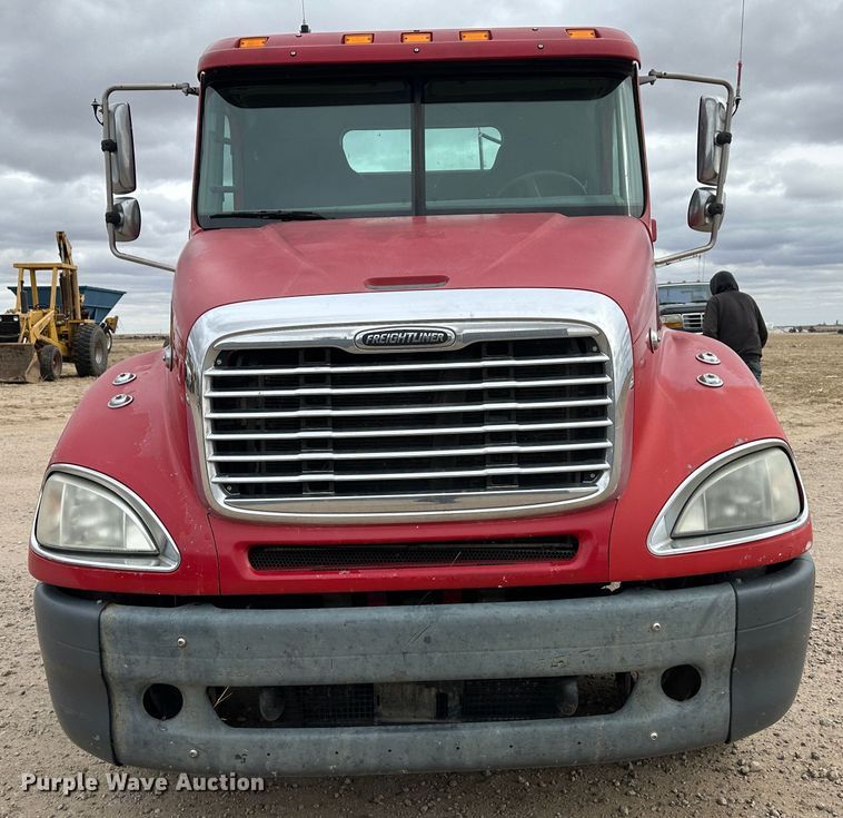image for item DM2558 2005 Freightliner Columbia  semi truck