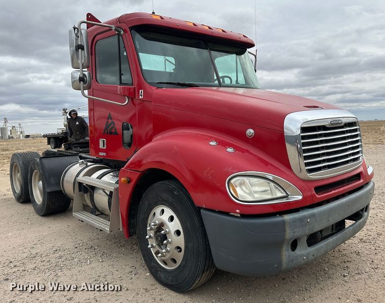 image for item DM2558 2005 Freightliner Columbia  semi truck