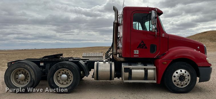 image for item DM2558 2005 Freightliner Columbia  semi truck