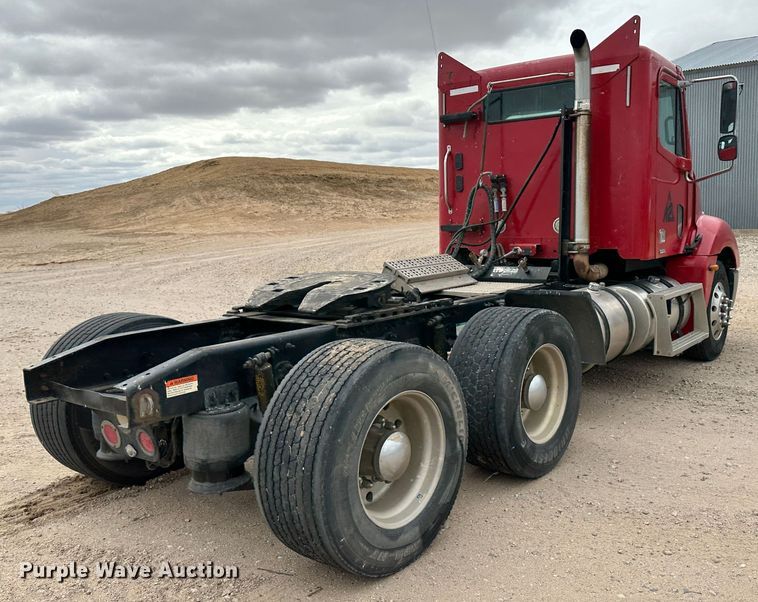 image for item DM2558 2005 Freightliner Columbia  semi truck