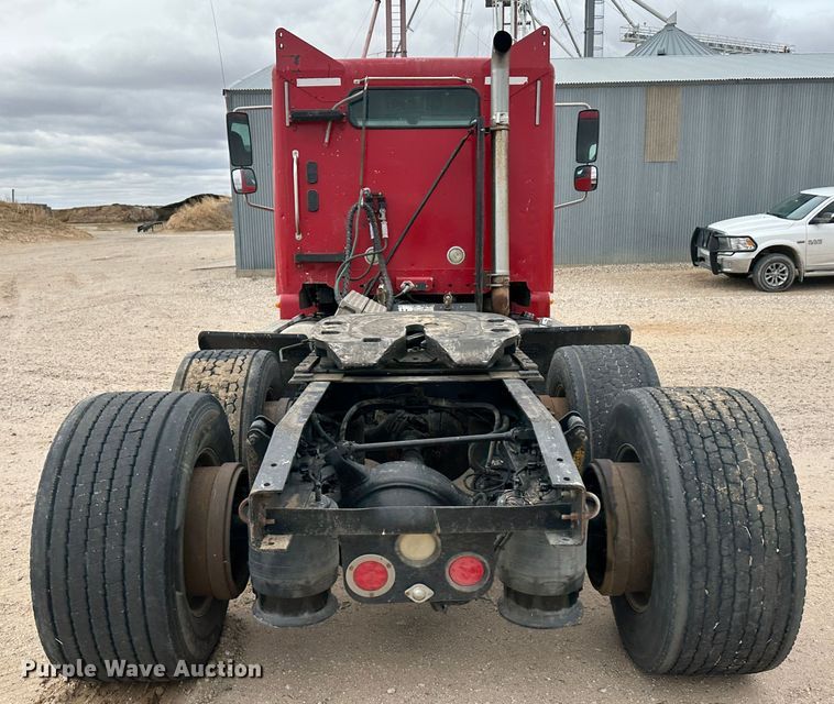 image for item DM2558 2005 Freightliner Columbia  semi truck