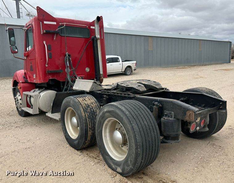 image for item DM2558 2005 Freightliner Columbia  semi truck