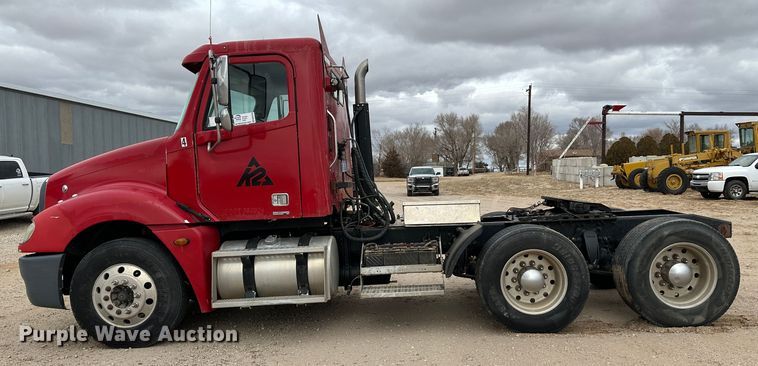 image for item DM2558 2005 Freightliner Columbia  semi truck