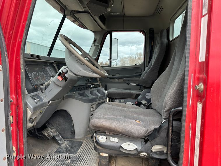 image for item DM2558 2005 Freightliner Columbia  semi truck