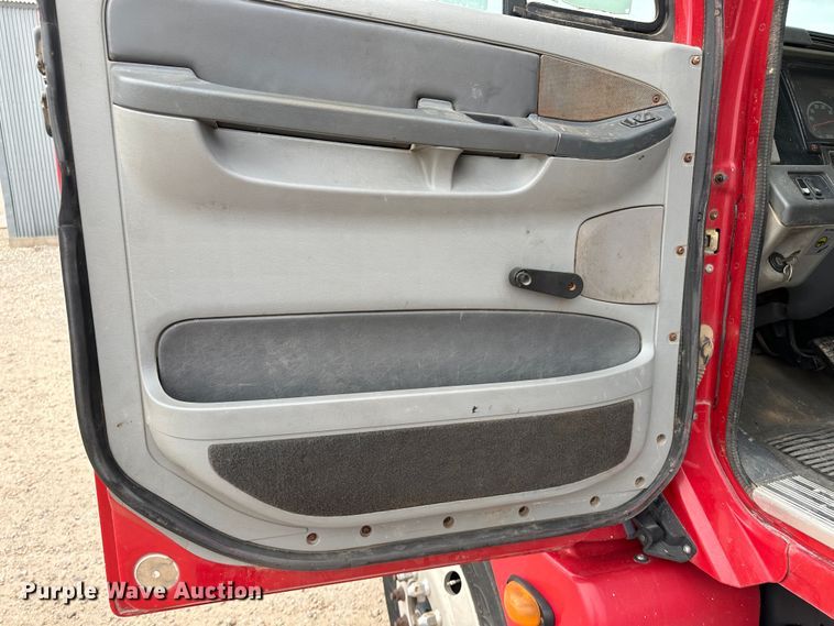 image for item DM2558 2005 Freightliner Columbia  semi truck