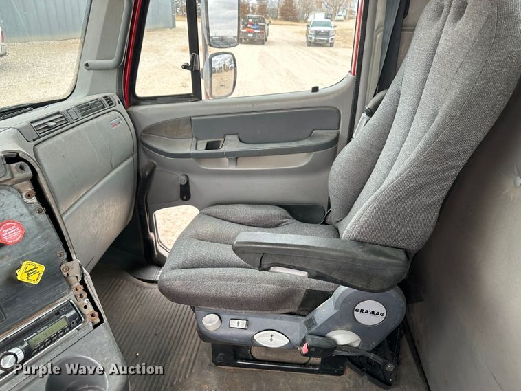 image for item DM2558 2005 Freightliner Columbia  semi truck