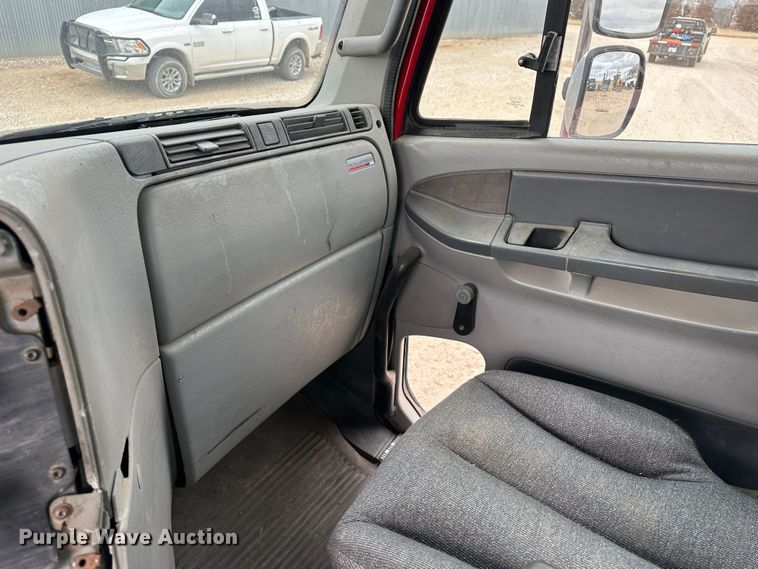 image for item DM2558 2005 Freightliner Columbia  semi truck