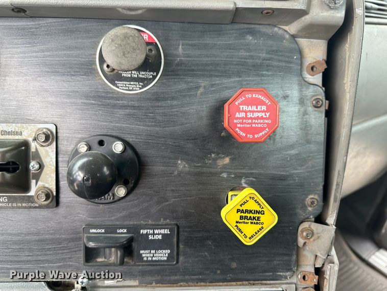 image for item DM2558 2005 Freightliner Columbia  semi truck