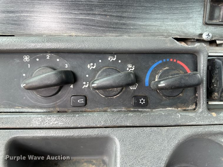 image for item DM2558 2005 Freightliner Columbia  semi truck