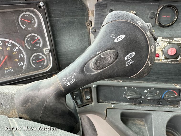 image for item DM2558 2005 Freightliner Columbia  semi truck