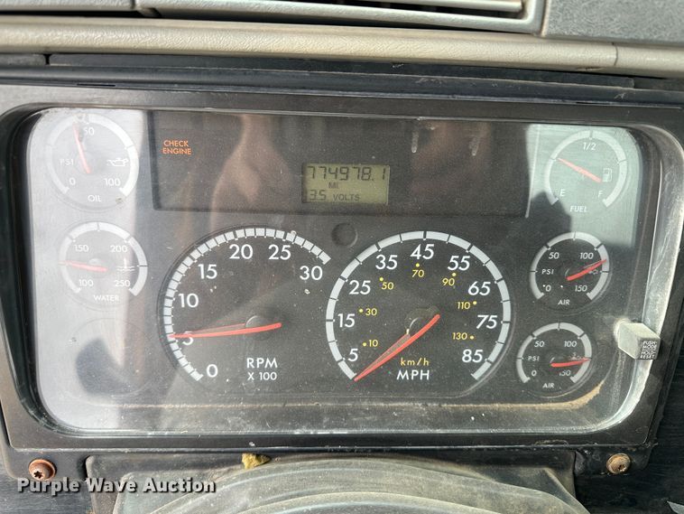 image for item DM2558 2005 Freightliner Columbia  semi truck