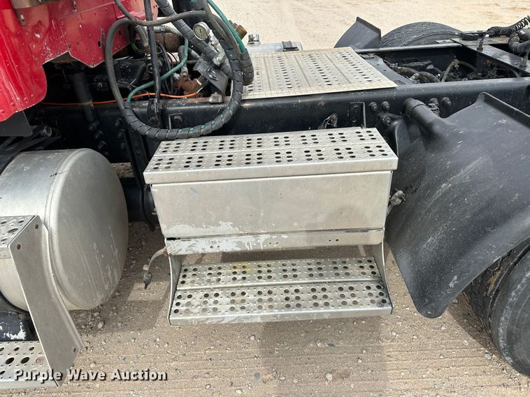 image for item DM2558 2005 Freightliner Columbia  semi truck