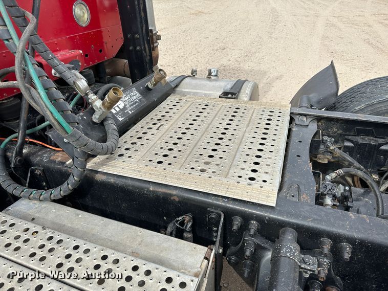 image for item DM2558 2005 Freightliner Columbia  semi truck