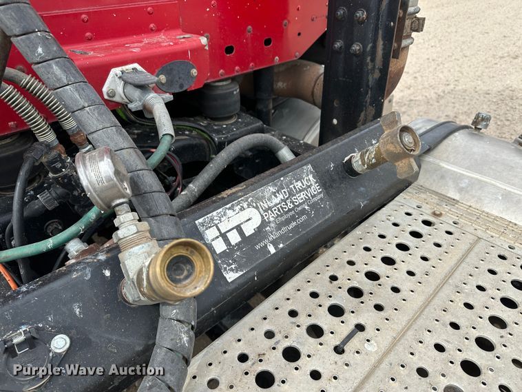 image for item DM2558 2005 Freightliner Columbia  semi truck