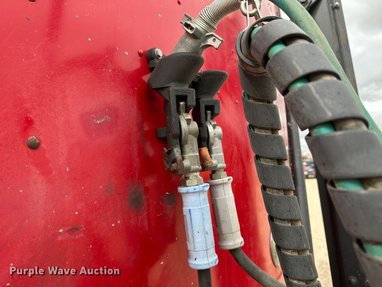 image for item DM2558 2005 Freightliner Columbia  semi truck