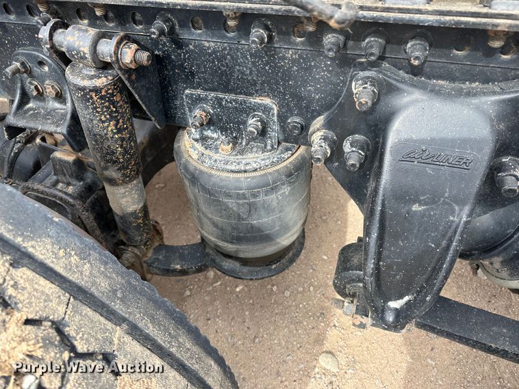 image for item DM2558 2005 Freightliner Columbia  semi truck